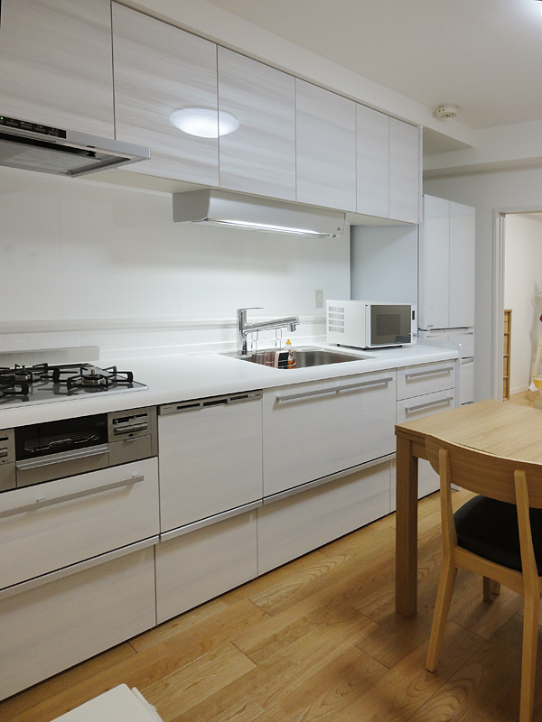 白の鏡面木目にお料理の彩りもより華やかに